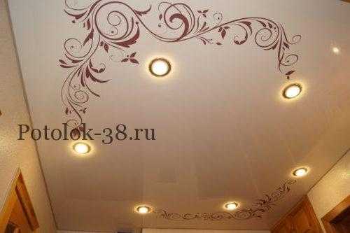 Натяжной потолок с фотопечатью и светильниками в прихожей
