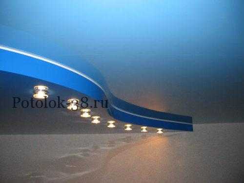 Двухуровневый натяжной потолок в синих тонах с точечными светильниками